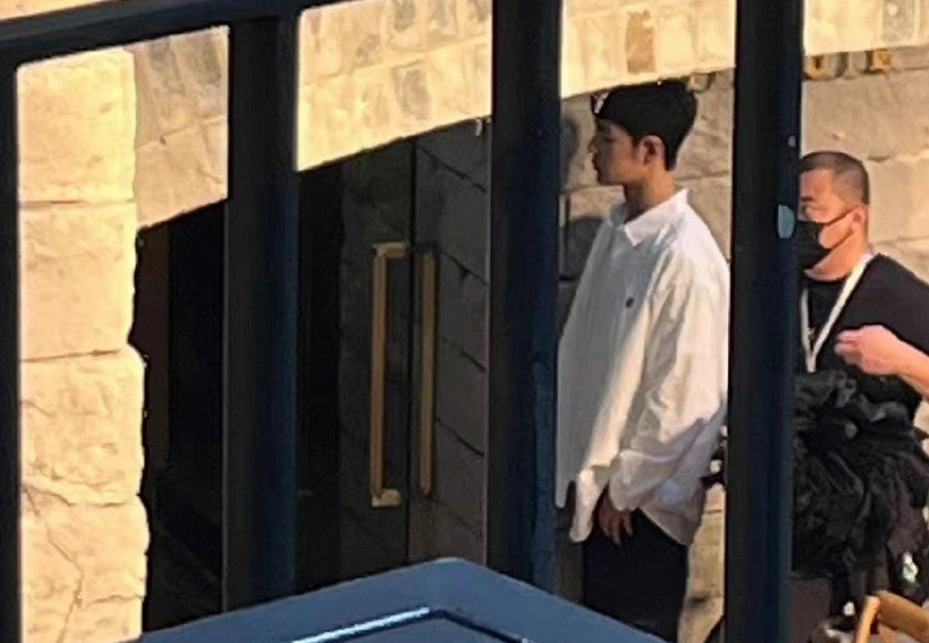 肖战《骄阳伴我》官宣，跟白百何同框照曝光，出道6年解锁新角色休闲区蓝鸢梦想 - Www.slyday.coM