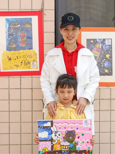 王亚平与女儿参加画展。