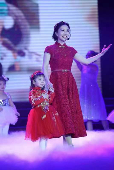 王亚平和女儿表演歌曲《听我说谢谢你》。