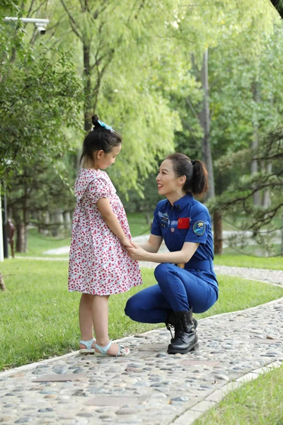 分离183天后的母女团聚，在北京航天城的小公园里。