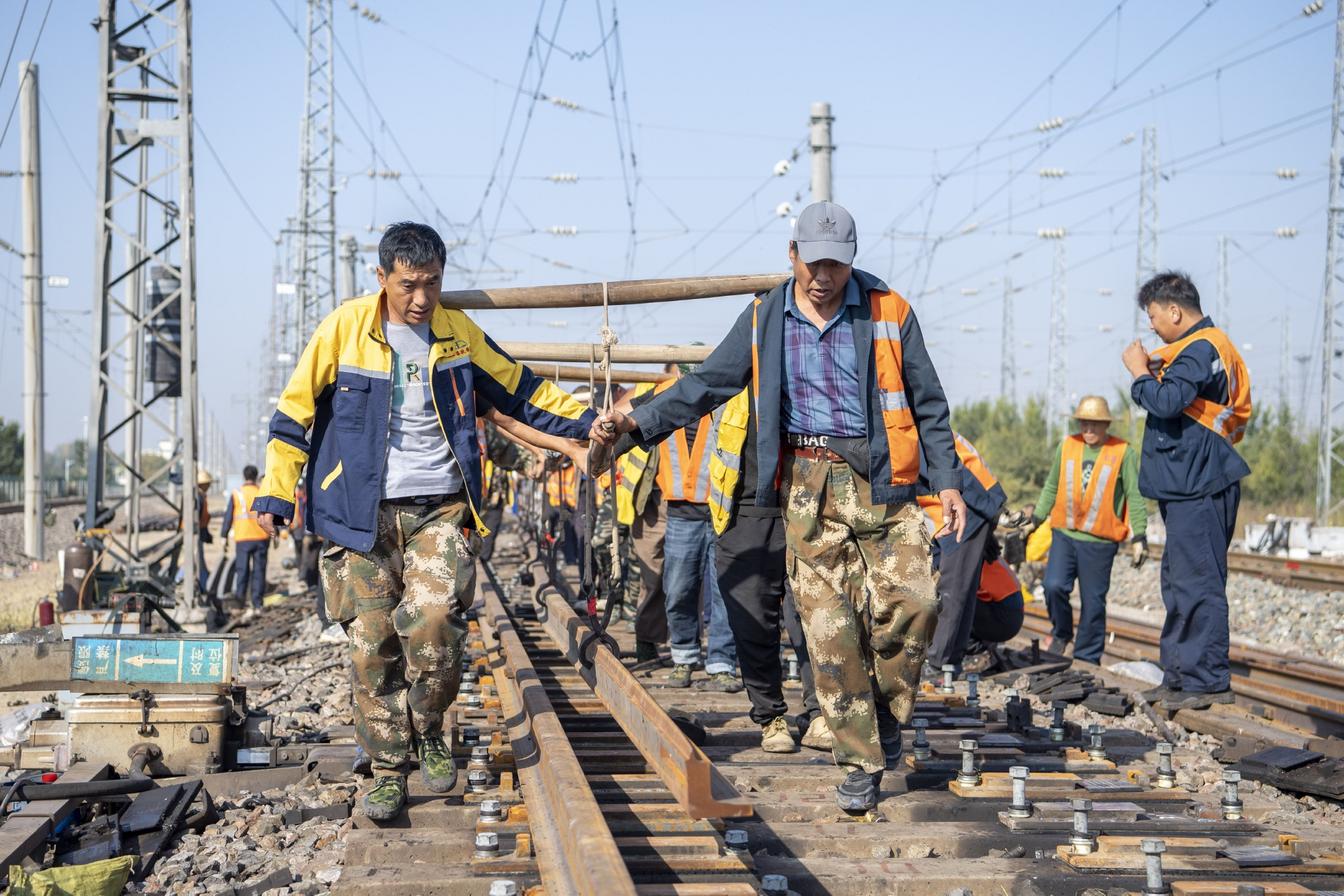"西煤东运"大动脉大秦铁路开展秋季集中检修|列车|工人_新浪新闻