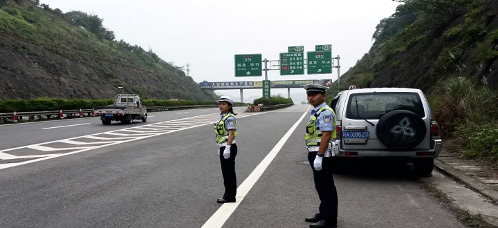 四川省公安厅交通警察总队高速公路三支队民警执勤现场.受访者供图
