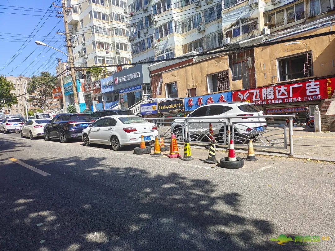 有人为了占车位，摆上八个锥形帽！“公位私占”问题究竟该如何破解？休闲区蓝鸢梦想 - Www.slyday.coM
