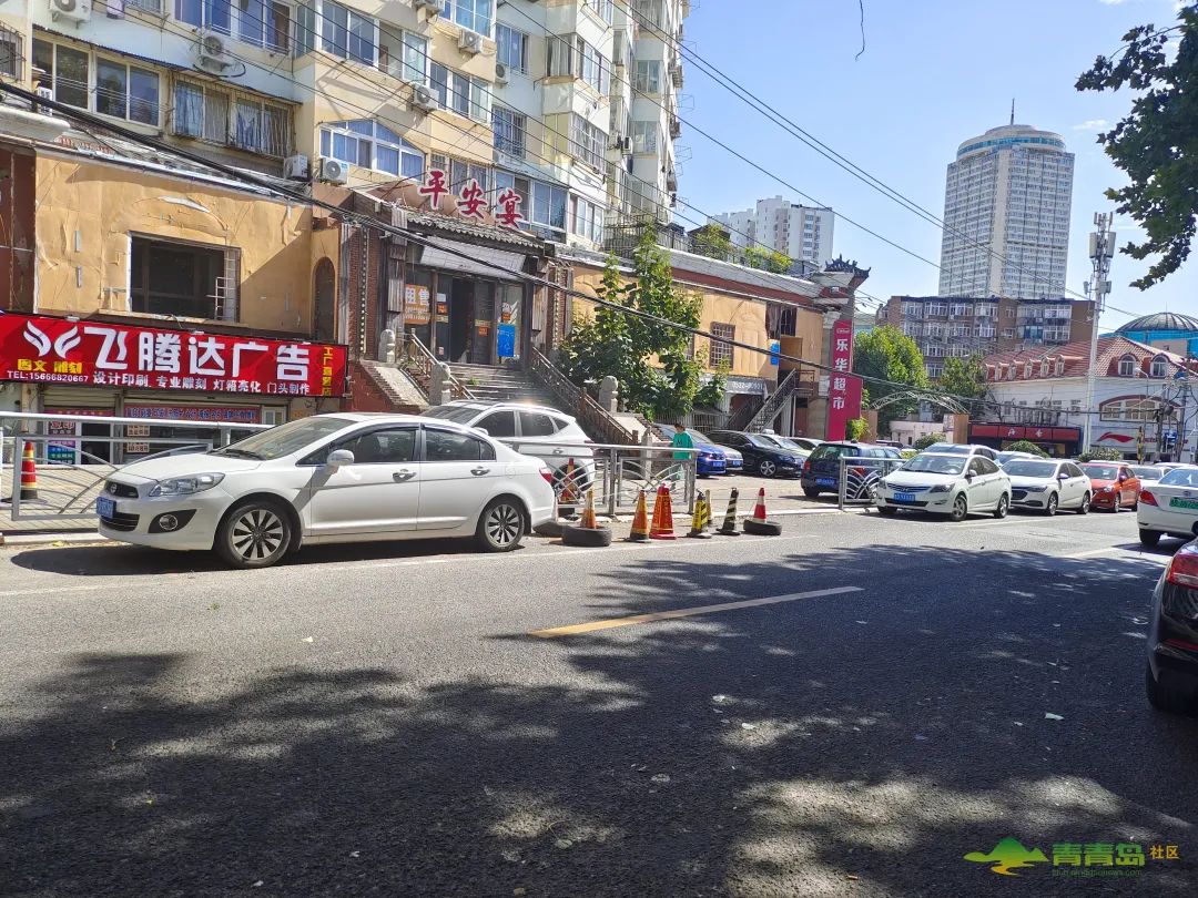 有人为了占车位，摆上八个锥形帽！“公位私占”问题究竟该如何破解？休闲区蓝鸢梦想 - Www.slyday.coM