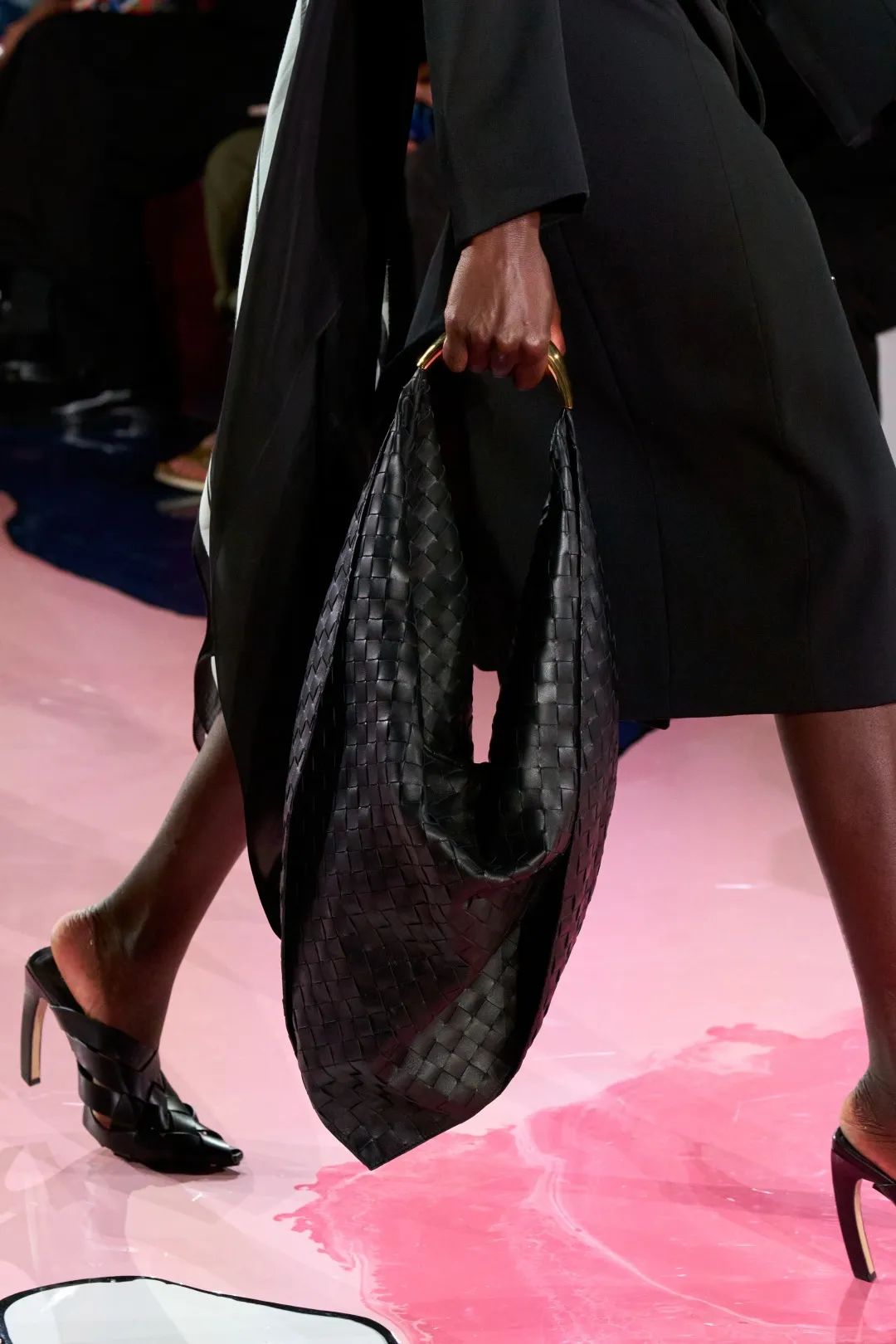 2023年春夏什么样的鞋、包会流行，米兰时装周都已经告诉你了！休闲区蓝鸢梦想 - Www.slyday.coM