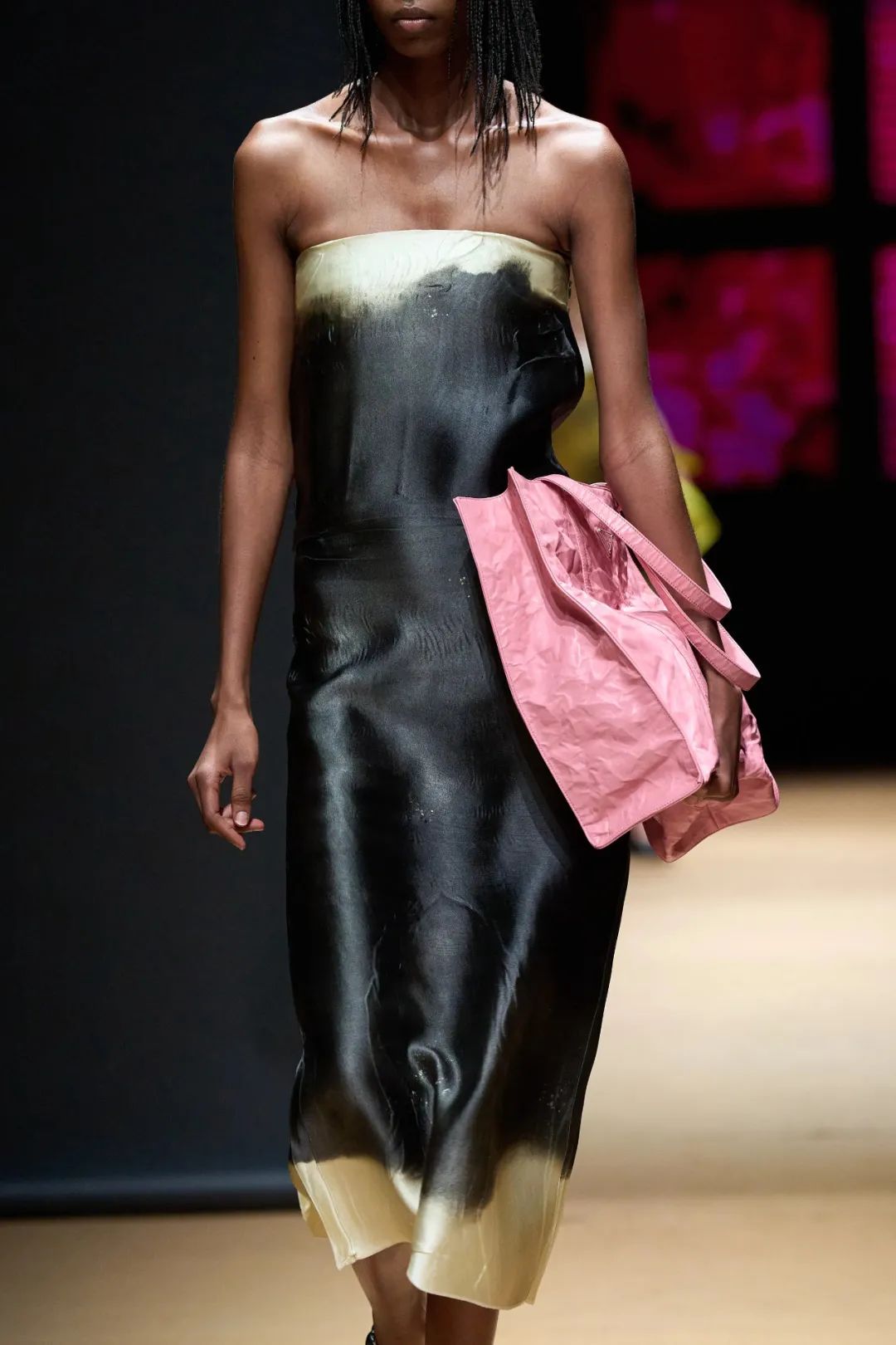 2023年春夏什么样的鞋、包会流行，米兰时装周都已经告诉你了！休闲区蓝鸢梦想 - Www.slyday.coM