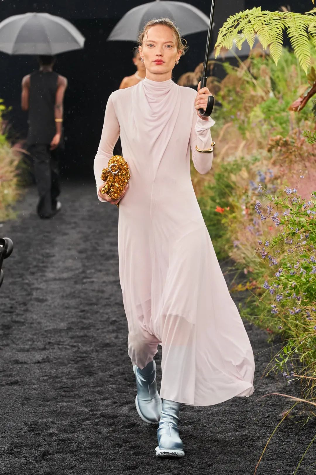 2023年春夏什么样的鞋、包会流行，米兰时装周都已经告诉你了！休闲区蓝鸢梦想 - Www.slyday.coM