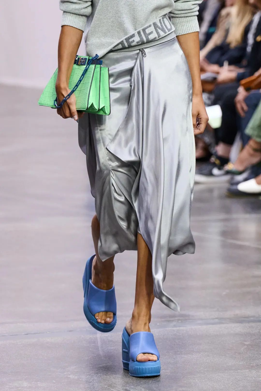 2023年春夏什么样的鞋、包会流行，米兰时装周都已经告诉你了！休闲区蓝鸢梦想 - Www.slyday.coM