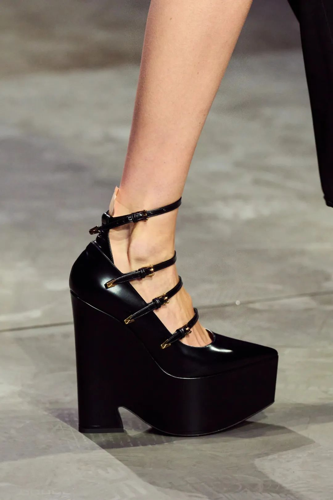 2023年春夏什么样的鞋、包会流行，米兰时装周都已经告诉你了！休闲区蓝鸢梦想 - Www.slyday.coM