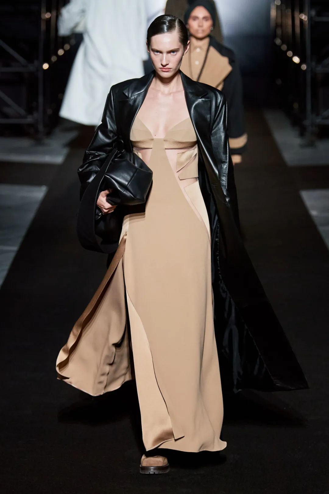 2023年春夏什么样的鞋、包会流行，米兰时装周都已经告诉你了！休闲区蓝鸢梦想 - Www.slyday.coM