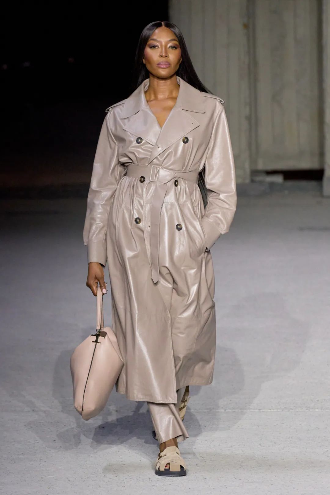 2023年春夏什么样的鞋、包会流行，米兰时装周都已经告诉你了！休闲区蓝鸢梦想 - Www.slyday.coM