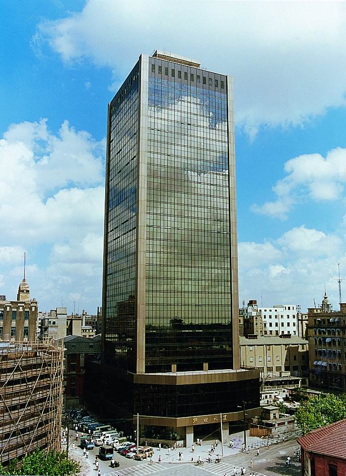 联谊大厦伴随一座座高楼拔地而起,上海作为一个国际大都市的形象横空