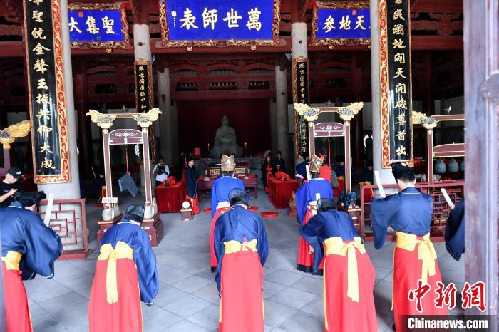 图为身着汉服的祭祀官与乐礼生庄重行礼。　吕明 摄
