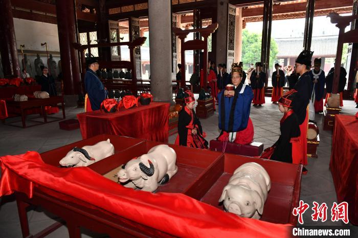 图为祭祀官举行“三献礼”仪式。　吕明 摄