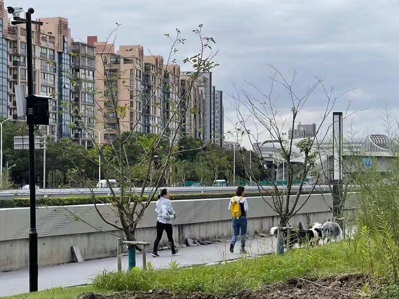 美团骑手、中学生、彭浦居民走进人民大道200号：这些法条里有我们的声音休闲区蓝鸢梦想 - Www.slyday.coM