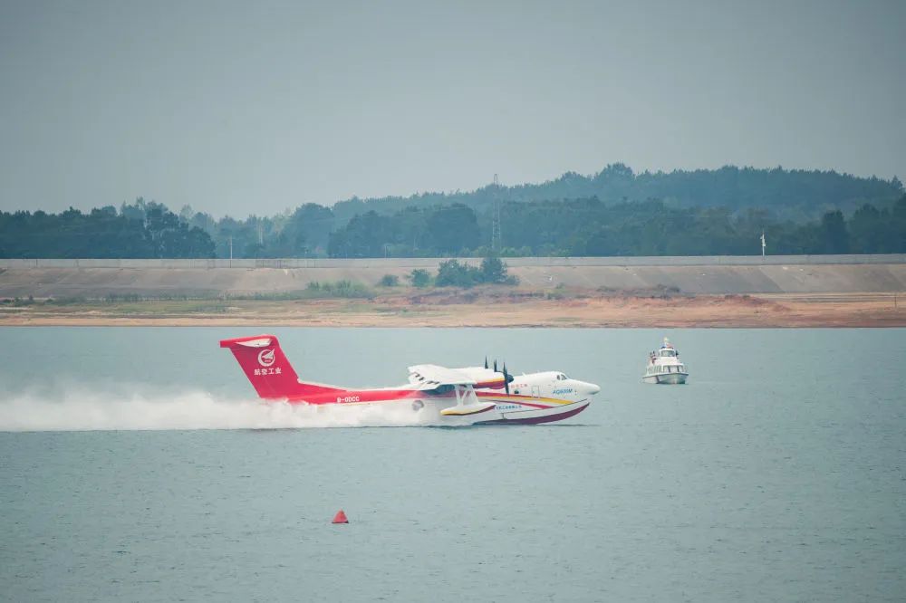 9月27日，“鲲龙”AG600M在水上滑行汲水。新华社记者 伍志尊 摄