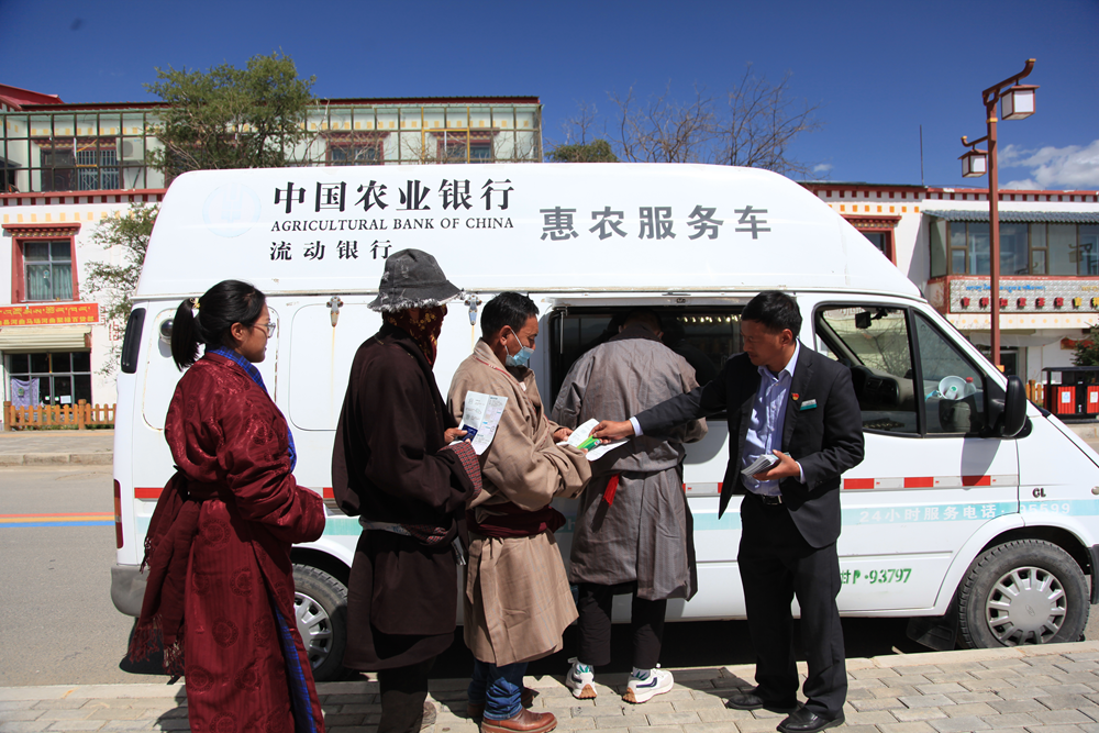 农行甘肃甘南玛曲县支行利用流动服务车为村民提供面对面服务