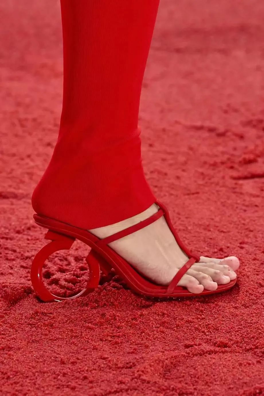 2023年春夏什么样的鞋、包会流行，米兰时装周都已经告诉你了！休闲区蓝鸢梦想 - Www.slyday.coM