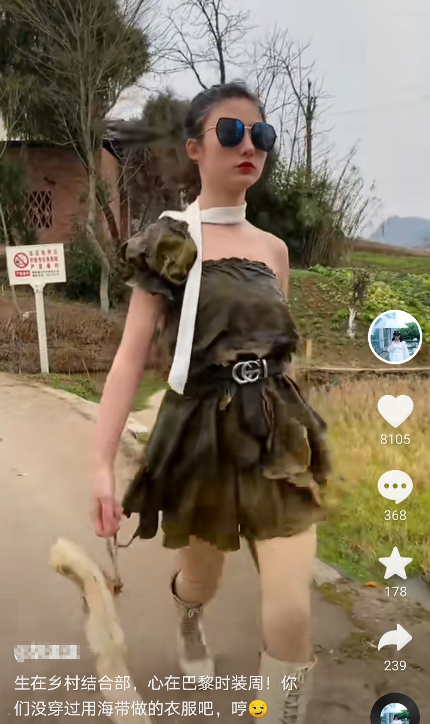 99个塑料袋自制婚纱女子：此前曾用雨伞、芦苇、海带制衣休闲区蓝鸢梦想 - Www.slyday.coM