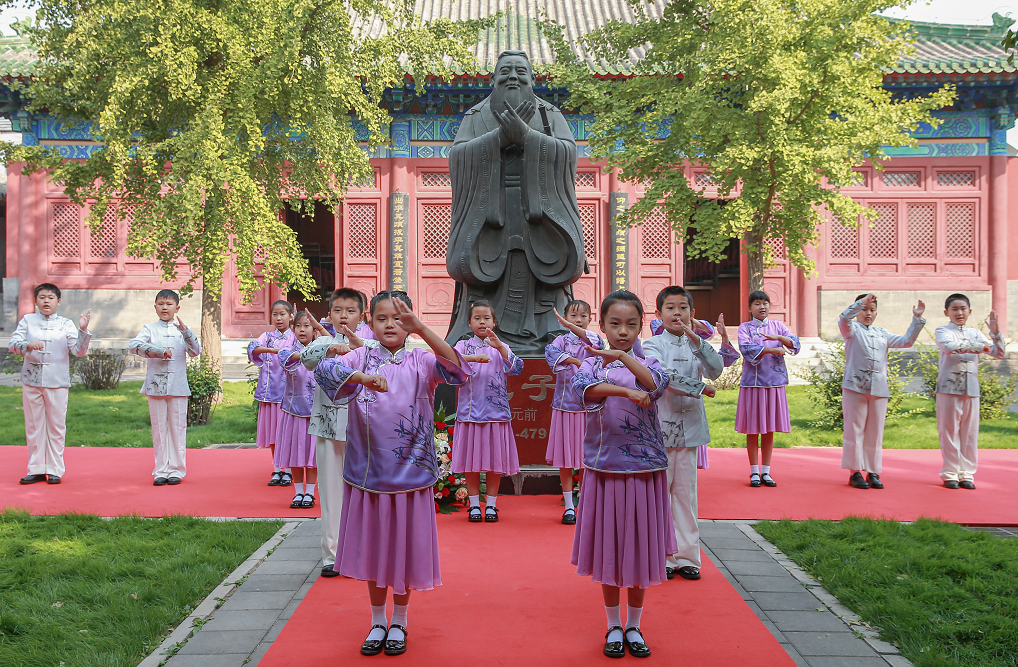 孔子诞辰日,府学胡同小学举办纪念活动|学校|学生|讲坛|师生|舞蹈_新浪新闻