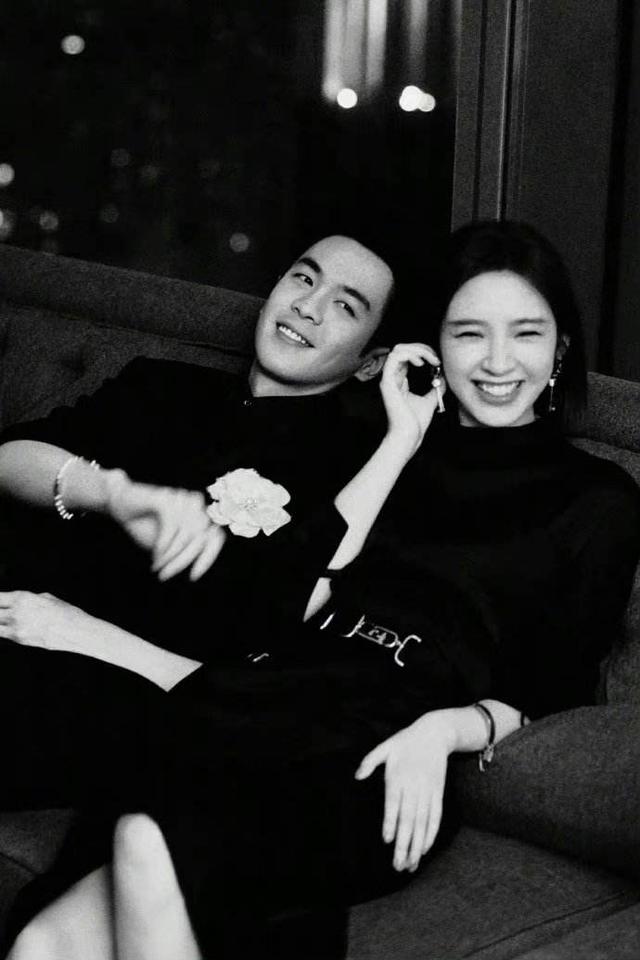 张若昀唐艺昕又被拍，饭后情不自禁拉起小手，结婚三年还像小情侣休闲区蓝鸢梦想 - Www.slyday.coM