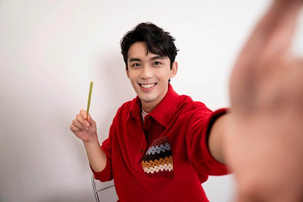 吴磊红色衬衫造型随拍，阳光少年活力满分休闲区蓝鸢梦想 - Www.slyday.coM