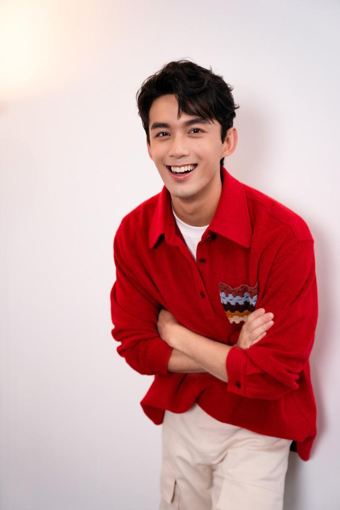 吴磊红色衬衫造型随拍，阳光少年活力满分休闲区蓝鸢梦想 - Www.slyday.coM