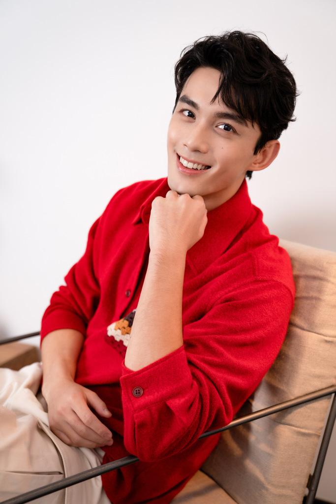 吴磊红色衬衫造型随拍，阳光少年活力满分休闲区蓝鸢梦想 - Www.slyday.coM