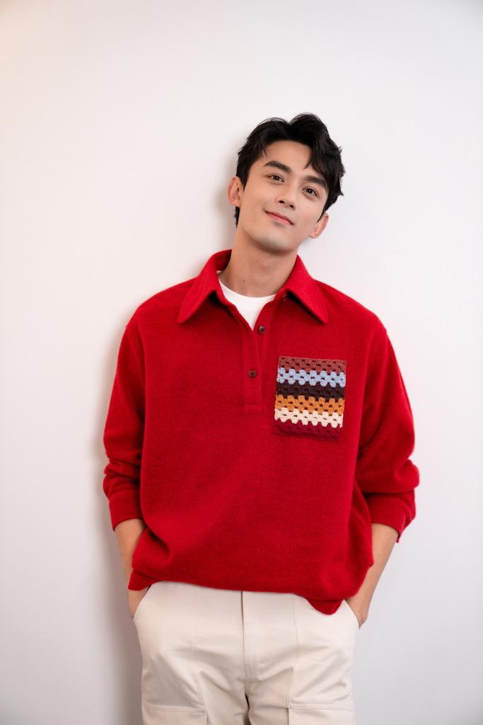 吴磊红色衬衫造型随拍，阳光少年活力满分休闲区蓝鸢梦想 - Www.slyday.coM