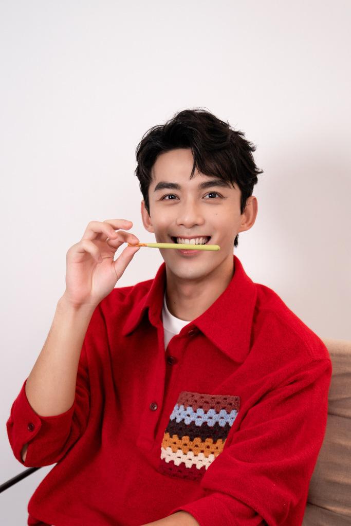 吴磊红色衬衫造型随拍，阳光少年活力满分休闲区蓝鸢梦想 - Www.slyday.coM