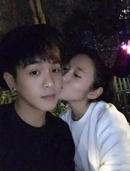 张若昀唐艺昕又被拍，饭后情不自禁拉起小手，结婚三年还像小情侣休闲区蓝鸢梦想 - Www.slyday.coM