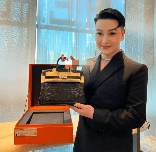 网红柏公子高调炫富,一天消费500万,配4名保镖运送百万包包__财经头条