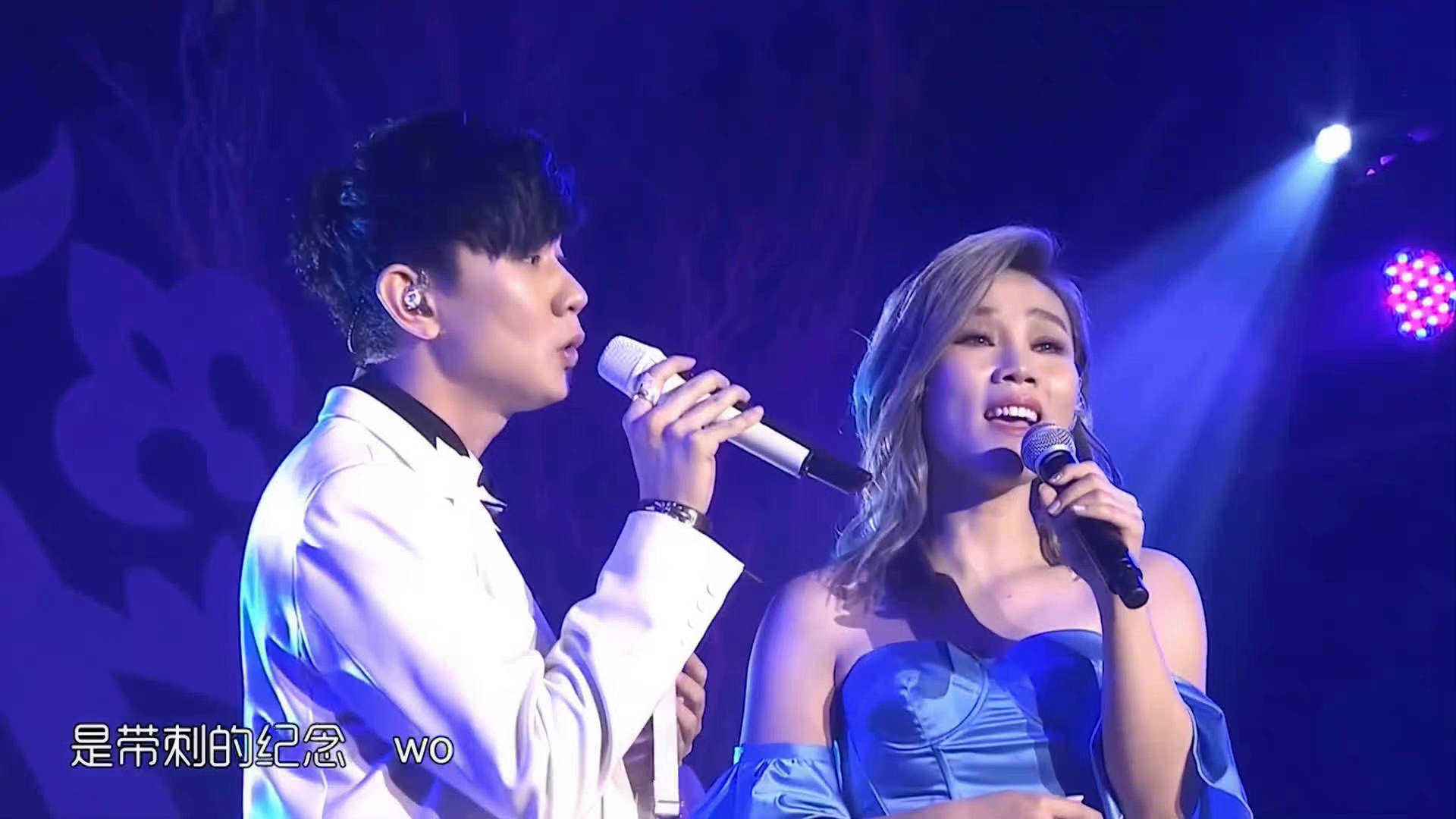 当两个行走的cd相遇!