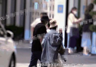 张若昀唐艺昕又被拍，饭后情不自禁拉起小手，结婚三年还像小情侣休闲区蓝鸢梦想 - Www.slyday.coM