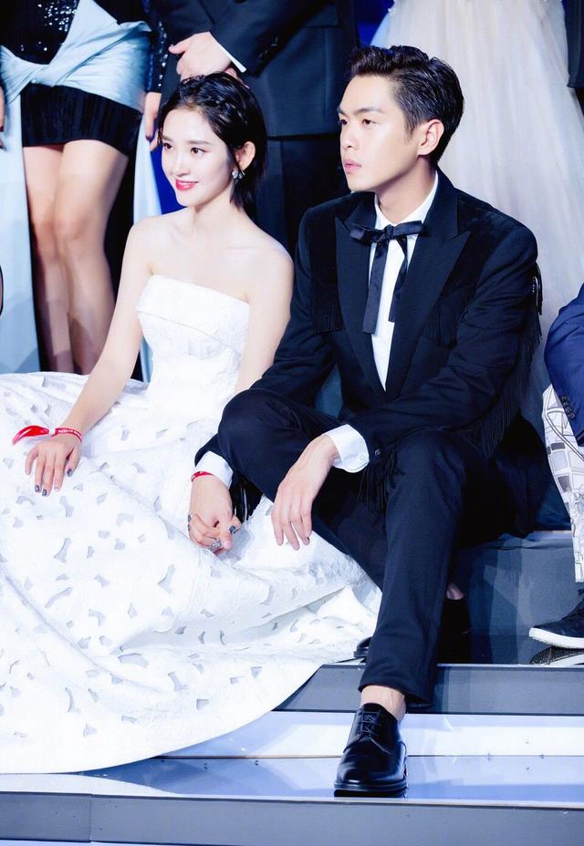 张若昀唐艺昕又被拍，饭后情不自禁拉起小手，结婚三年还像小情侣休闲区蓝鸢梦想 - Www.slyday.coM