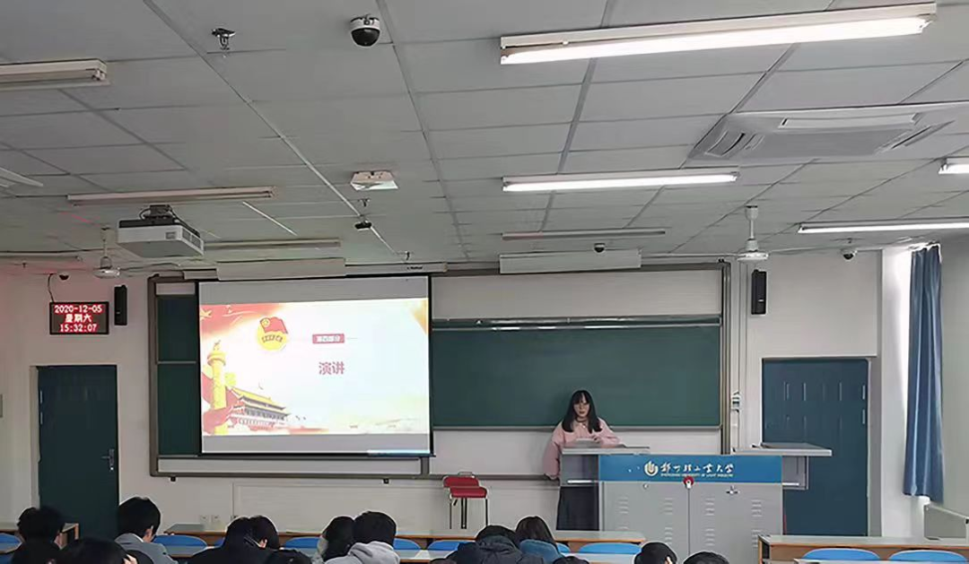 班级活动上,付朝鲜作为志愿者上台演讲.本文图片皆为受访者 供图