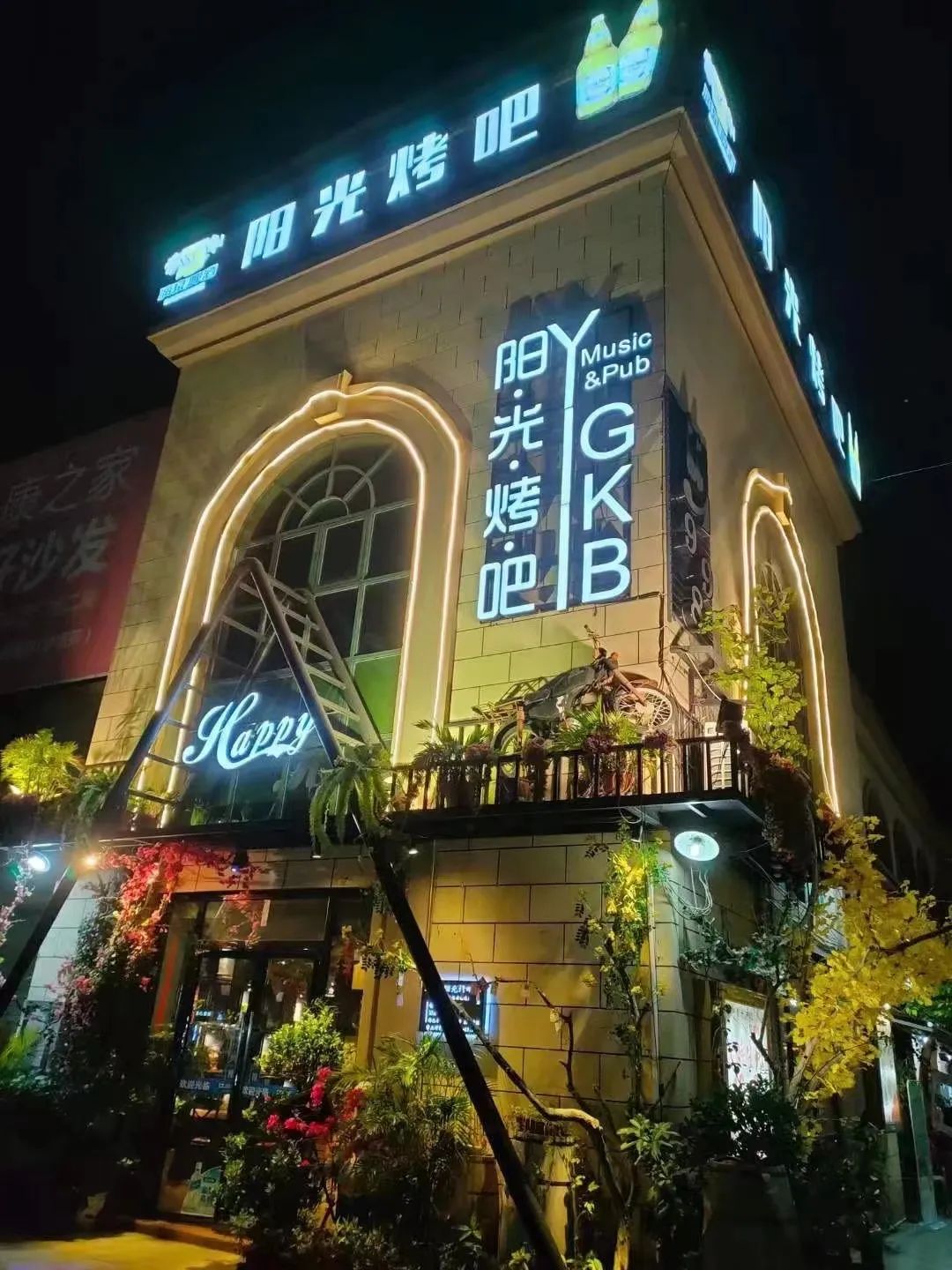 一口爆浆的烤猪眼睛，今晚八点半就在百色田阳这间宝藏小店！休闲区蓝鸢梦想 - Www.slyday.coM