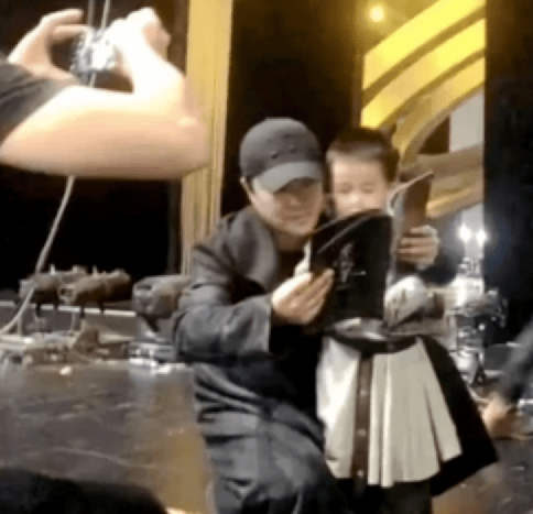 杨颖儿子帅气，赵丽颖儿子长得高，85花生的孩子基因优良！休闲区蓝鸢梦想 - Www.slyday.coM