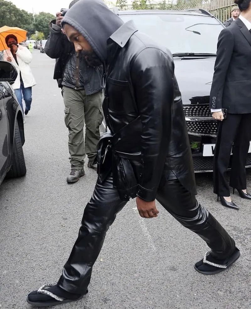 侃爷kanye上脚「镶钻人字拖」,还说一定会爆红?__财经头条