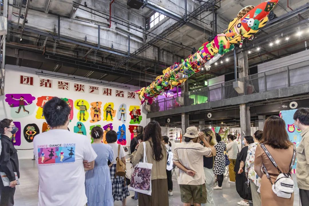 99%上海人已经没心思上班了！一心只想......休闲区蓝鸢梦想 - Www.slyday.coM