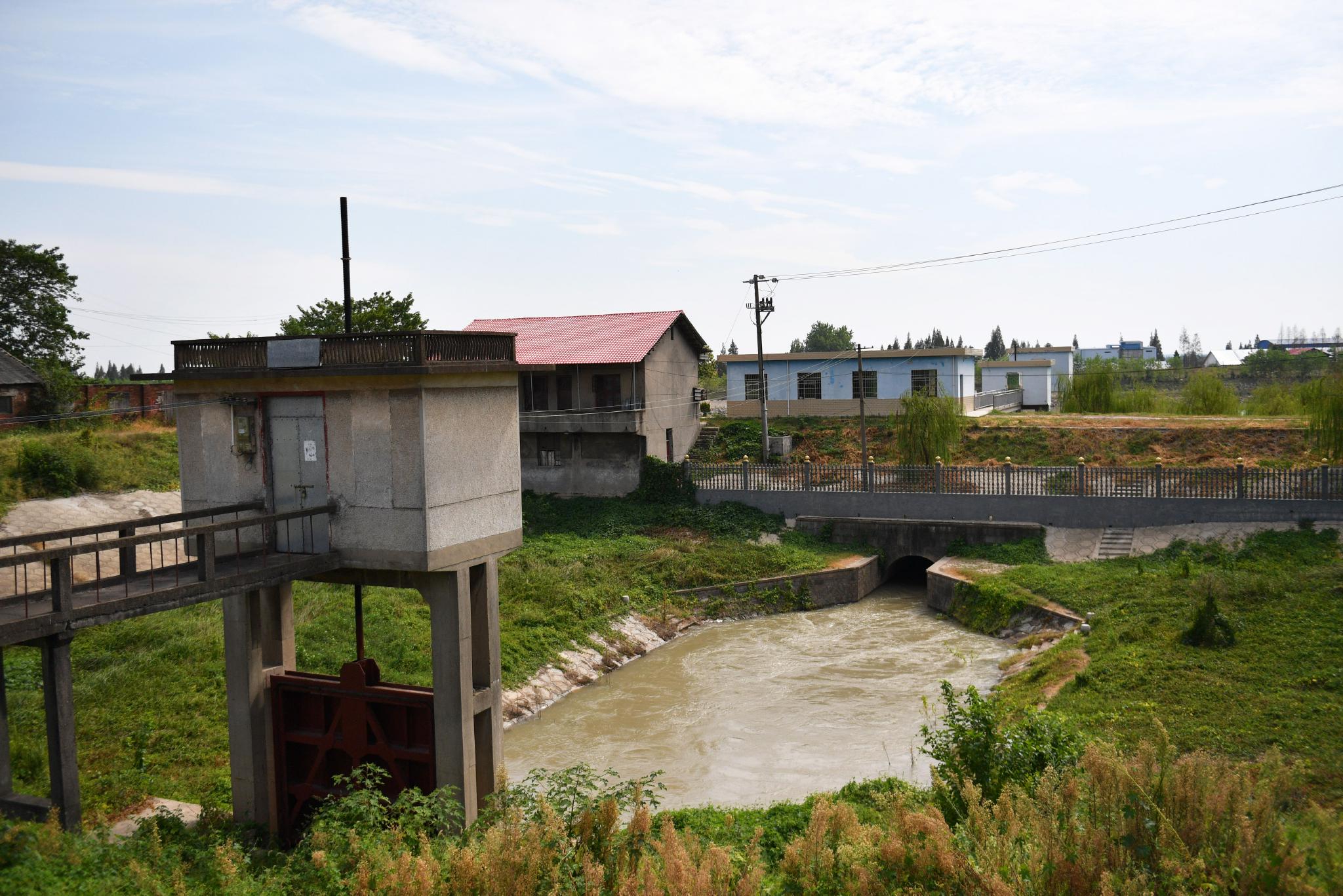 66岁的肖松平是湖南省沅江市草尾镇三码头村村民,是一名有14年党龄的