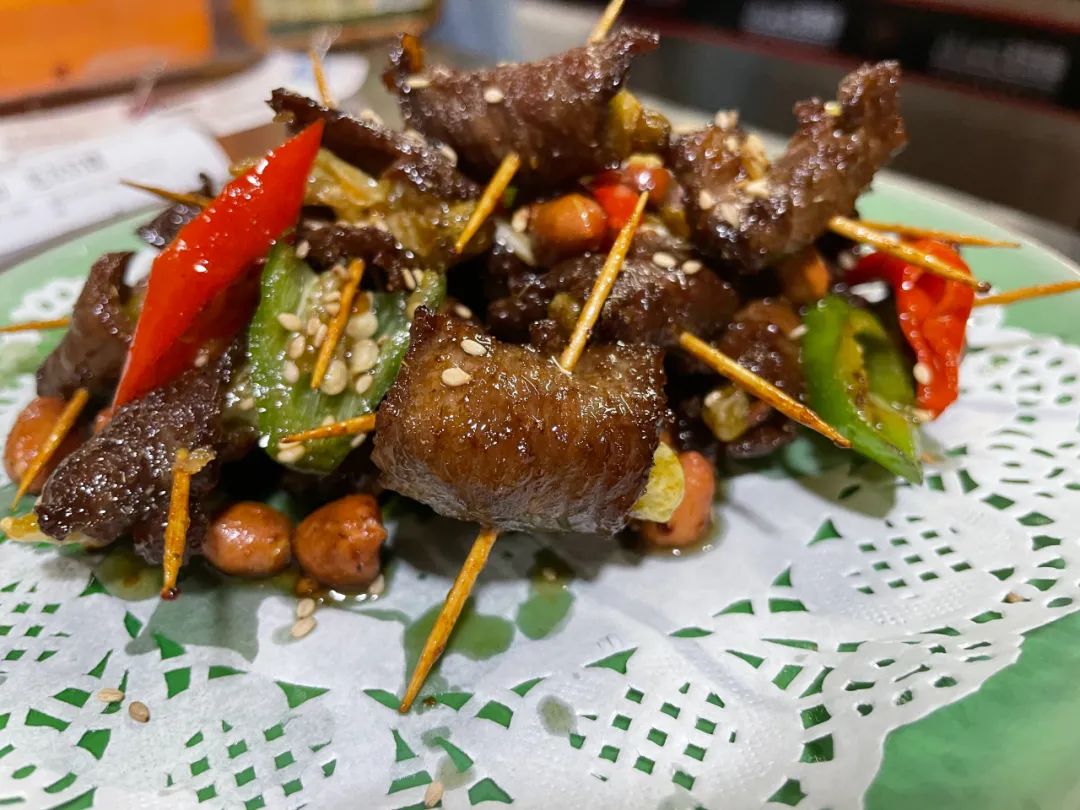 一口爆浆的烤猪眼睛，今晚八点半就在百色田阳这间宝藏小店！休闲区蓝鸢梦想 - Www.slyday.coM