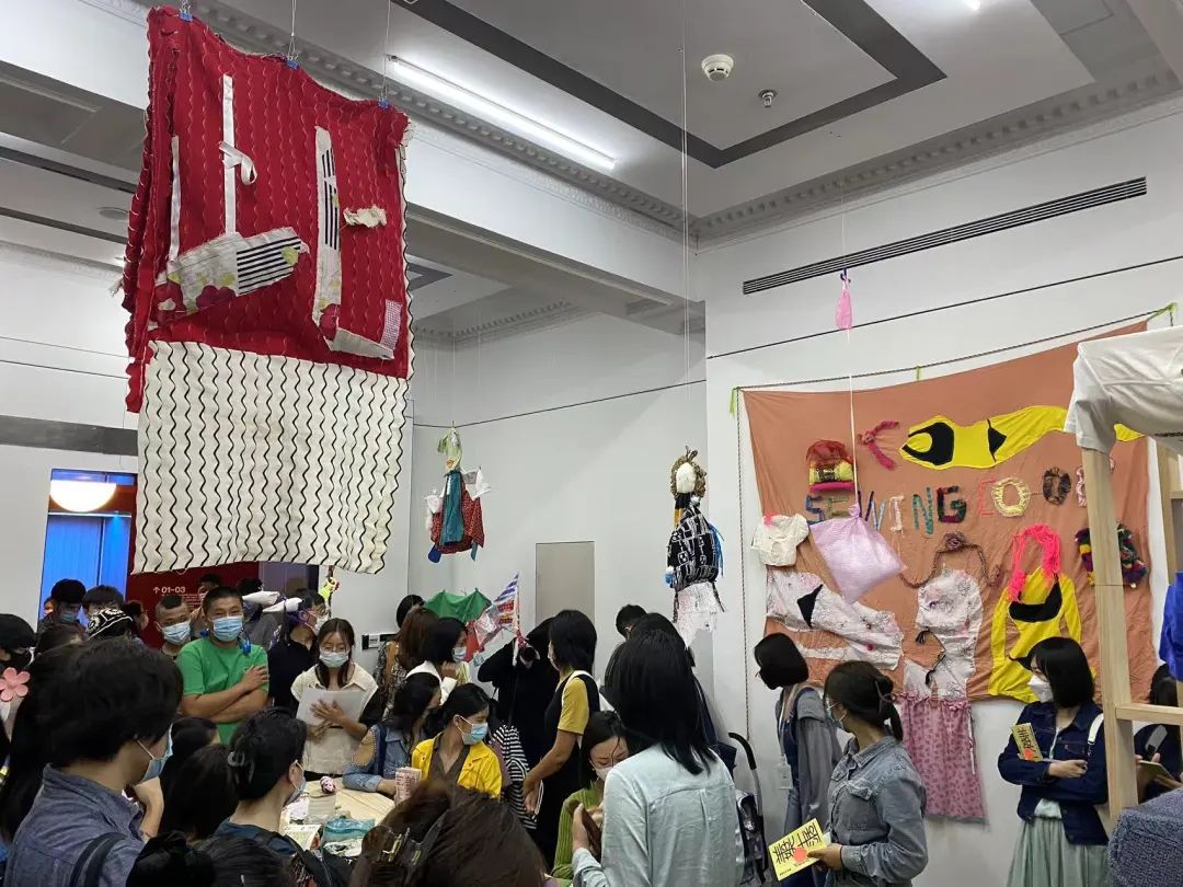 99%上海人已经没心思上班了！一心只想......休闲区蓝鸢梦想 - Www.slyday.coM