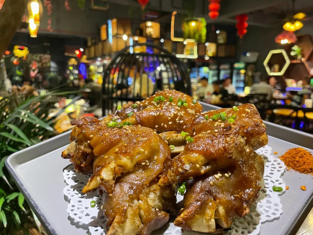 一口爆浆的烤猪眼睛，今晚八点半就在百色田阳这间宝藏小店！休闲区蓝鸢梦想 - Www.slyday.coM