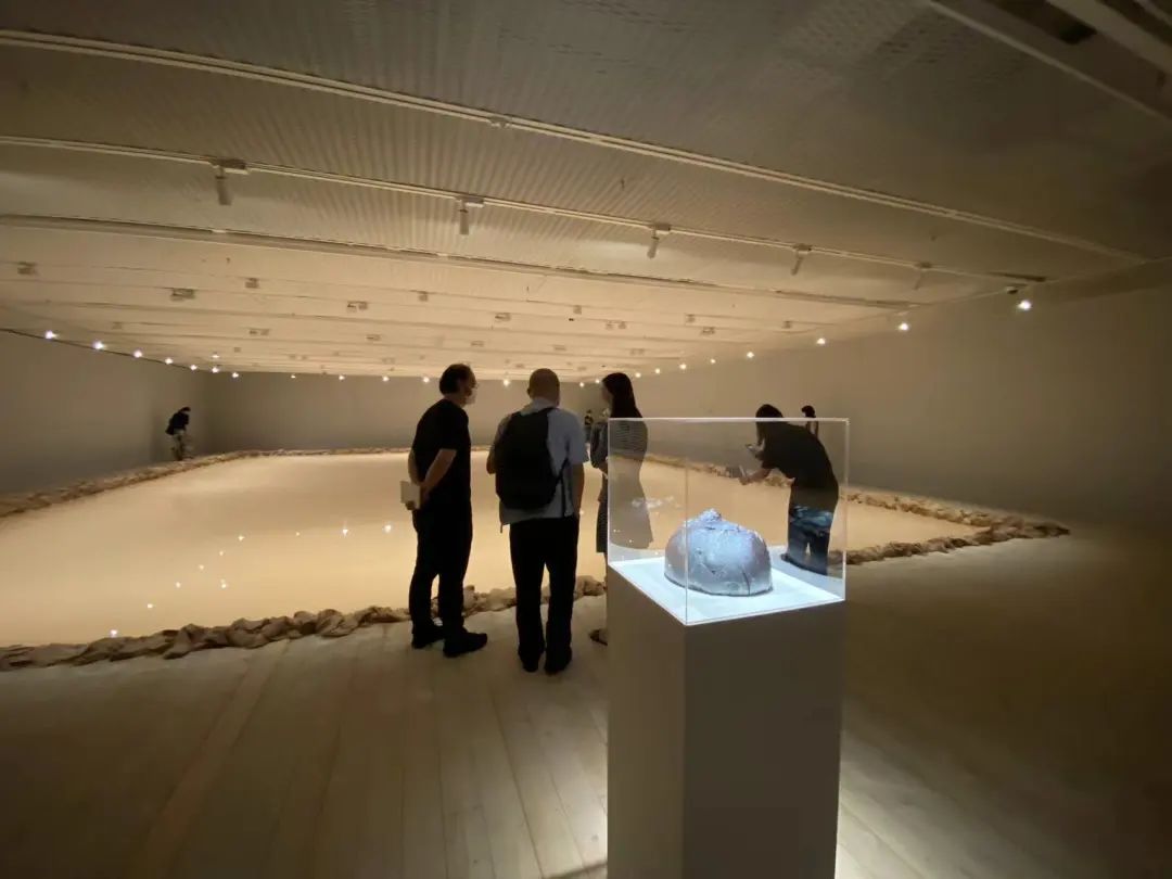 99%上海人已经没心思上班了！一心只想......休闲区蓝鸢梦想 - Www.slyday.coM