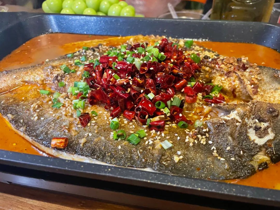 一口爆浆的烤猪眼睛，今晚八点半就在百色田阳这间宝藏小店！休闲区蓝鸢梦想 - Www.slyday.coM