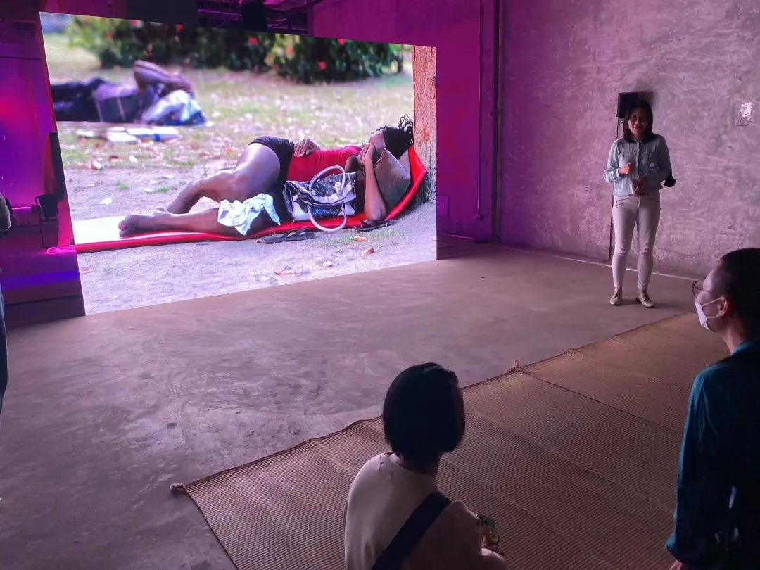 99%上海人已经没心思上班了！一心只想......休闲区蓝鸢梦想 - Www.slyday.coM