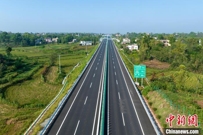 图为泸永高速公路. 刘忠俊 摄