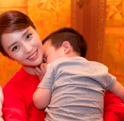 杨颖儿子帅气，赵丽颖儿子长得高，85花生的孩子基因优良！休闲区蓝鸢梦想 - Www.slyday.coM