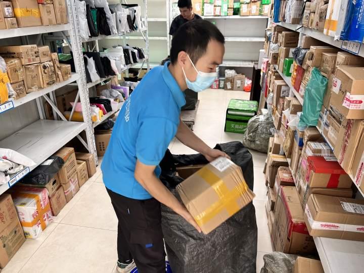 为拾荒老人点牛肉汤，杭州暖心小哥被全网怒赞，如今的他正努力背单词备战成人高考休闲区蓝鸢梦想 - Www.slyday.coM